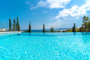 Infinity seawater pool