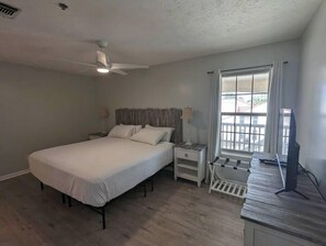 Main bedroom - King size bed - View from doorway