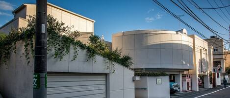 Entirely house in Tokyo, designed by one of the famous architects.