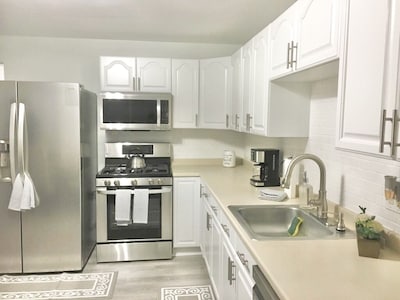 NEW Chic Home Close to Boston - WASHER DRYER & Parking