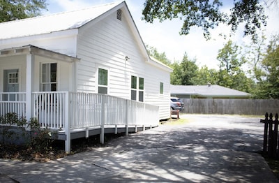 Bluewater Cottage the perfect Ocean Springs location by restaurants & shopping!