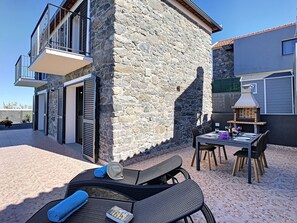 Contemporary stone countryside home, with outdoor furniture #inbuiltbbq #varandas #sunloungers