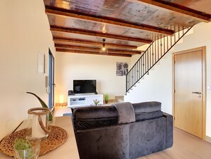 Inviting living room blending coziness with modern aesthetics. #smartv #sofa #entrance #details #decor