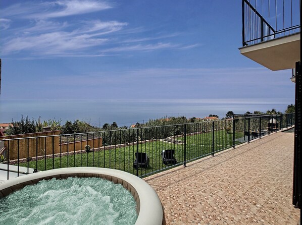 Captivating stone countryside house with a lovely garden, ocean view & jacuzzi for relaxing moments. #calheta #prazeres #jacuzzi #garden