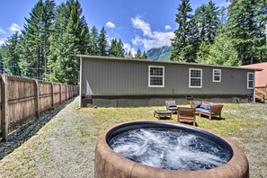 Sink into the outdoor tub after a day spent explore Mt Rainier or Mt St Helens.