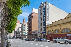 San Francisco awaits! Walk to restaurants, bars, shopping, and iconic Union Square