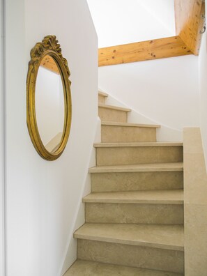 eine Treppe in Naturstein führt in die Wohnung