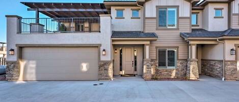 Large, new private townhome, beautifully furnished and decorated.