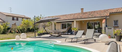 Exterieur avec piscine, hamac, balancoire, terrasse, transats, spots lumineux…