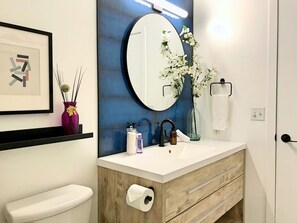 Newly renovated 4-piece bathroom