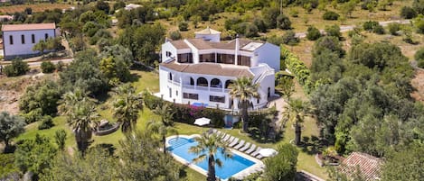 Charming Algarve Villa | Villa Quinta Luz | 9 Bedrooms | Large Pool & Snooker Table | Silves