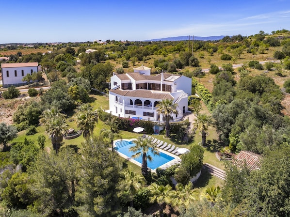 Charming Algarve Villa | Villa Quinta Luz | 9 Bedrooms | Large Pool & Snooker Table | Silves