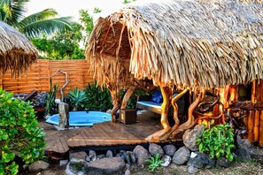 View of the bungalow and its jacuzzi