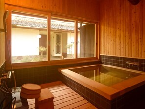 ・ Hiba bath: You can enter while watching the light up of the garden at night.
