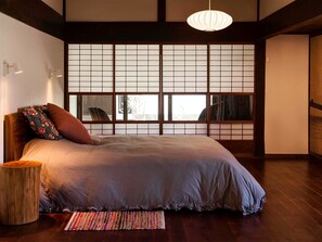 ・ One king size bed is installed in the bedroom.