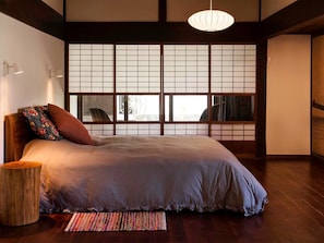・ One king size bed is installed in the bedroom.