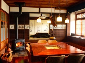 ・ Please enjoy your meal in the hearth table and Japanese-style room.
