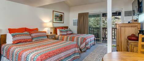 Cozy Suite "Two queen beds, patio, dining for two, TV - perfect retreat.