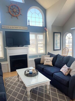 Plenty of space to watch tv or to play with a board game (included)