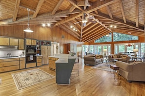 Beautiful Lodge Feeling with lots of windows to view the Lake 