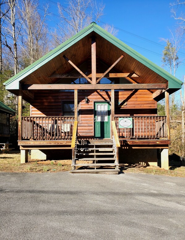 Cozy cabin walking distance to downtown without having to drive steep roads. 