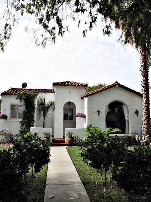 Little Hacienda Entry