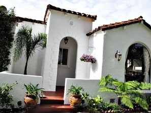 Little Hacienda Front Lanai