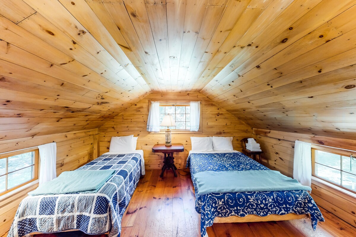 Classic lakefront cabin with screened-in porch & great views – dogs welcome