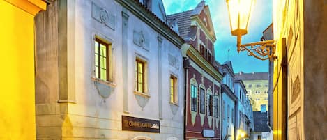 Overnatningsstedets facade – aften/nat