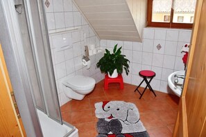 Rote Ferienwohnung 48 qm im 1. Stock-Bad mit Dusche und WC