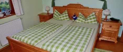 Grüne Ferienwohnung 50 qm im Erdgeschoss-Schlafzimmer mit Doppelbett