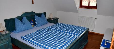 Blaue Ferienwohnung 38 qm im 1. Stock-Schlafzimmer mit Doppelbett