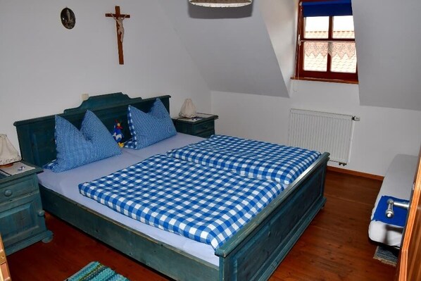 Blaue Ferienwohnung 38 qm im 1. Stock-Schlafzimmer mit Doppelbett