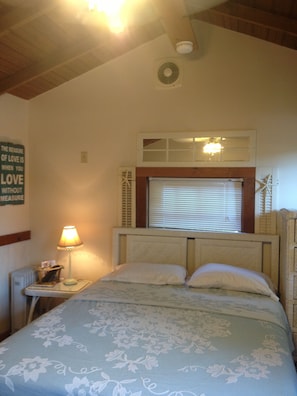 Queen bed studio cabin w ac, kitchenette, parking, pool