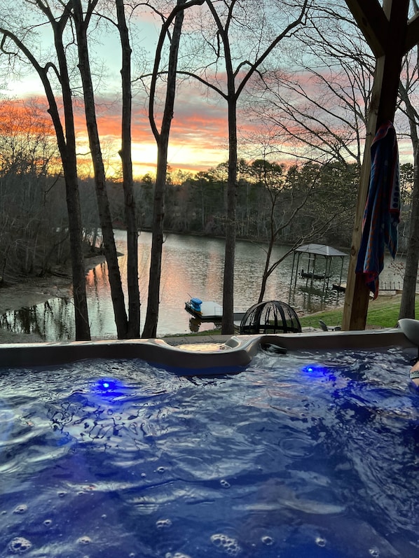 Spacious Sundance hot tub overlooking lake from covered patio!