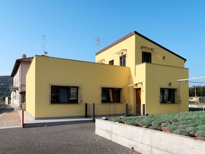 Sky, Plant, Window, Building, House, Shade, Door, Residential Area, Asphalt