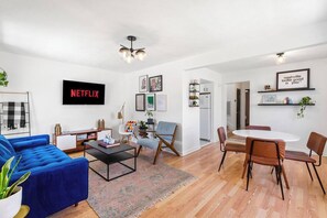 Relax in our modern living area with Netflix & Roku TV prior to heading downtown! Visit the famous Tootsie's Orchid Lounge downtown which is only a quick Uber or Lyft ride (2.2 Miles).