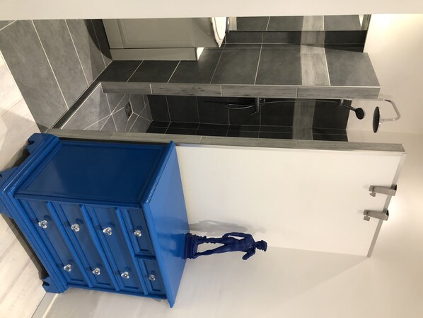 SDB avec meuble lavabo-grande douche à l’Italienne