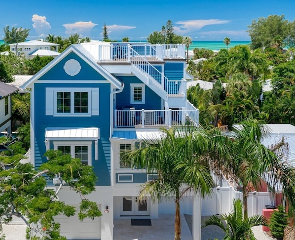 Gorgeous modern home close to beach