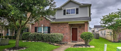 Houston Vacation Rental House | 4BR | 2.5BA | 10 Guests | 1,800 Sq Ft