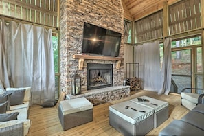 Screened-In Porch | Flat-Screen Smart TV | Wood-Burning Fireplace