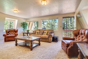 Living Room | Free WiFi | Smart TV | Baseboard Heat