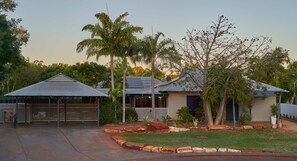 Large house adjacent to nature park with pathway to Cable Beach.