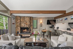 Your group will appreciate the comfortable seating areas and available dining spaces in this Lichenhearth studio.