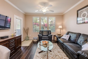 Living Room-Patio Access/View of landscape