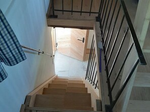 Das Zuhäusl, 45 qm über mehrere Etagen, Galeriewohnung-Treppe