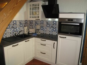 Countertop, Eigentum, Cabinetry, Küche, Zimmer, Möbel, Fliese, Major Appliance, Küchengerät, Herd