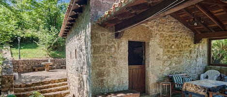 Propiedad, Casa, Edificio, Bienes Raíces, Casa, Habitación, Arquitectura, Yarda, Área Rural, Árbol