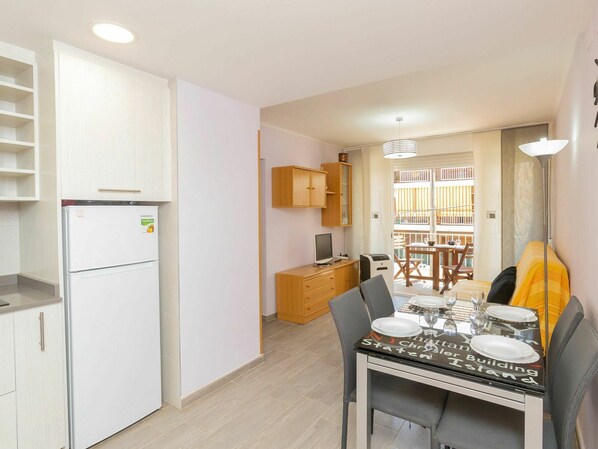 Zimmer, Eigentum, Möbel, Gelb, Interior Design, Küche, Gebäude, Fussboden, Grundeigentum, Decke