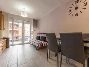 Möbel, Eigentum, Holz, Interior Design, Uhr, Flooring, Fussboden, Wohnzimmer, Tabelle, Bücherregal